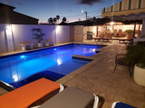 NEW! Villa de Leon, suitable for 14 persons. 5 bedrooms, 5 bathrooms